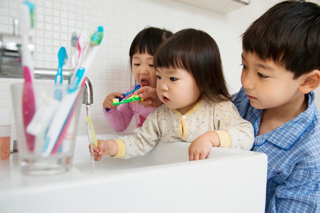 children brushing teeth